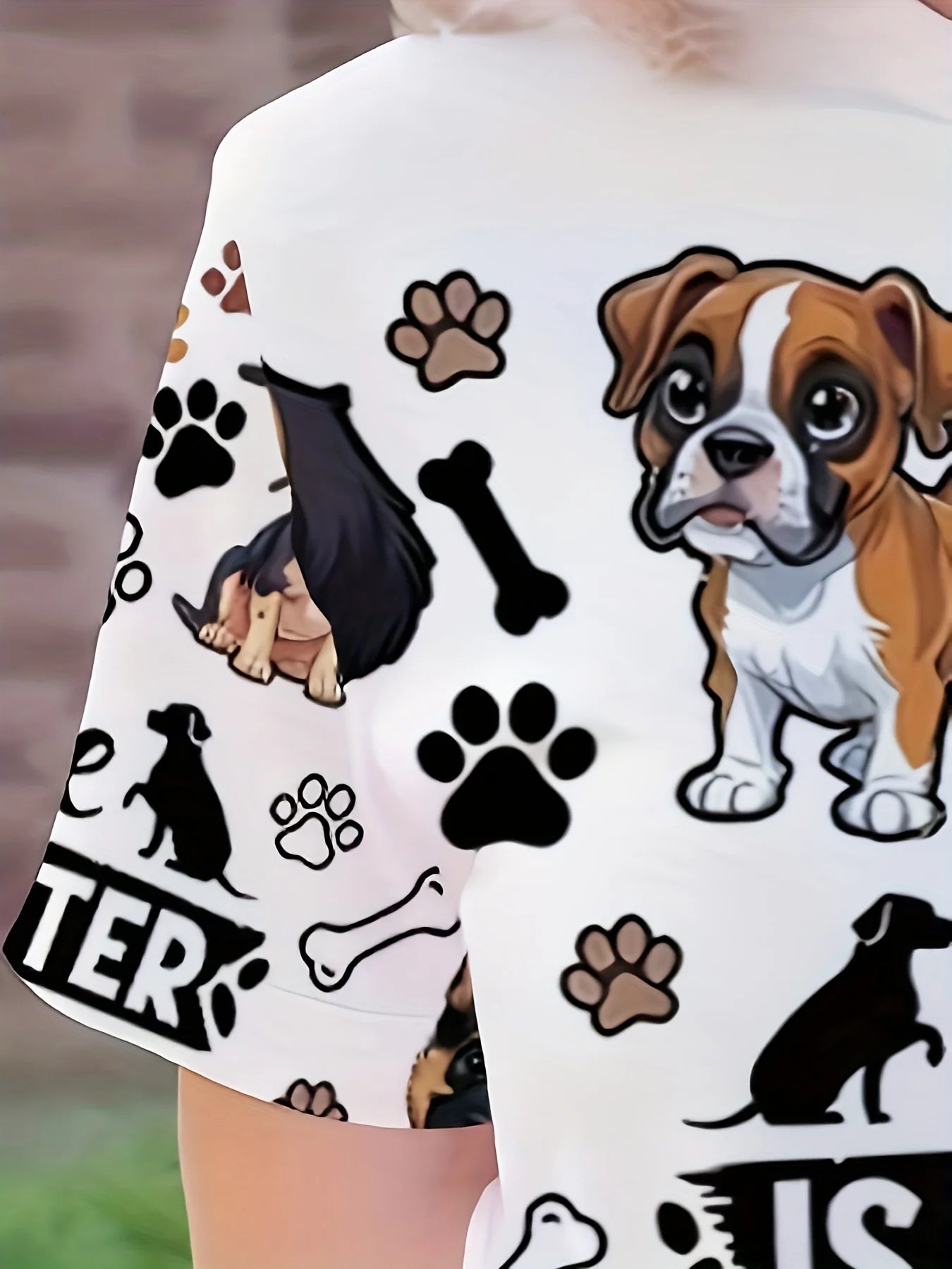 Camiseta feminina branca com gola redonda, citação para amantes de animais de estimação, a vida é melhor com cães, desenho animado, estampa de osso de pata de cachorro, manga curta
