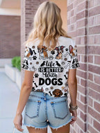 Camiseta feminina branca com gola redonda, citação para amantes de animais de estimação, a vida é melhor com cães, desenho animado, estampa de osso de pata de cachorro, manga curta