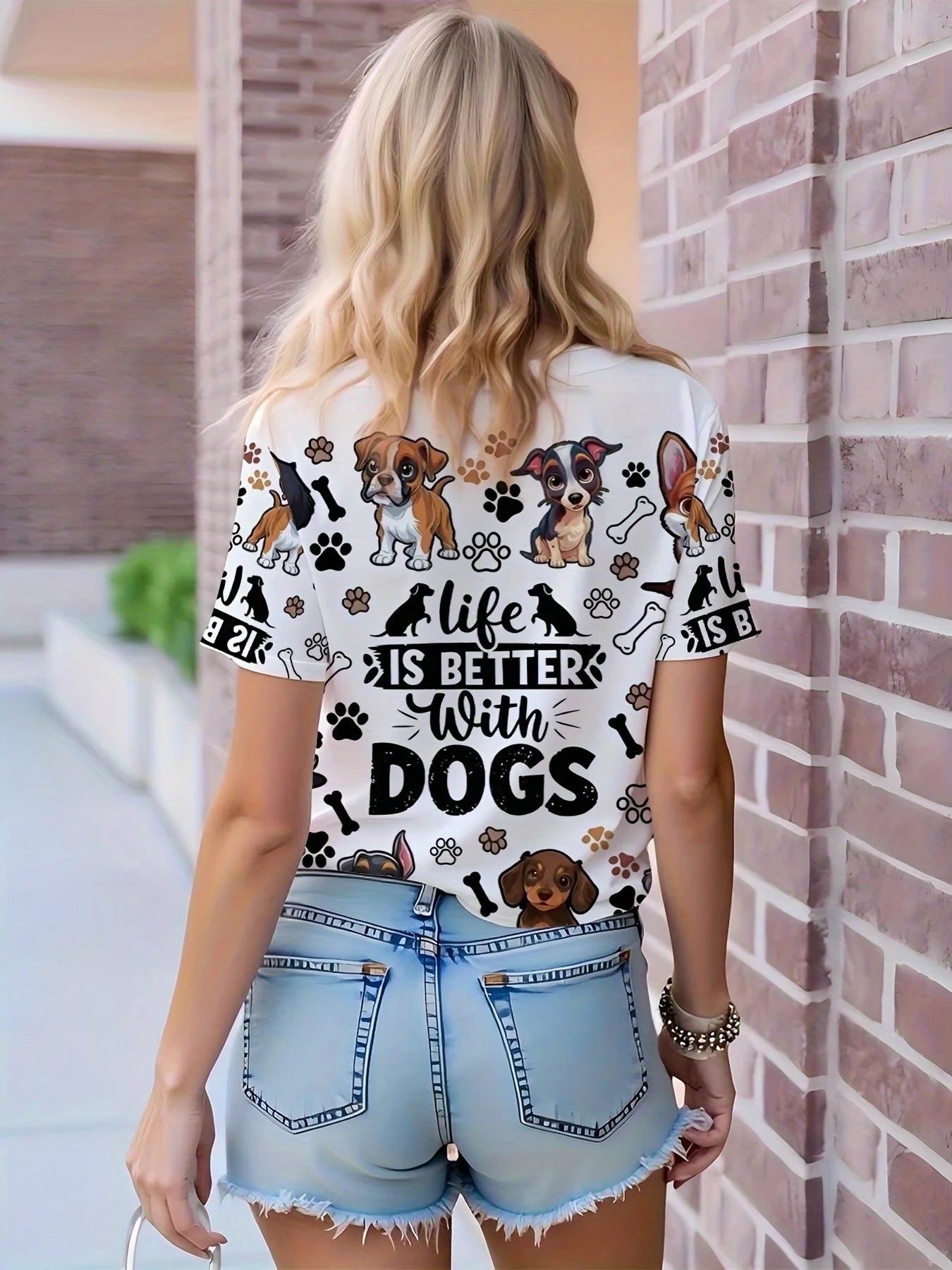 Camiseta feminina branca com gola redonda, citação para amantes de animais de estimação, a vida é melhor com cães, desenho animado, estampa de osso de pata de cachorro, manga curta