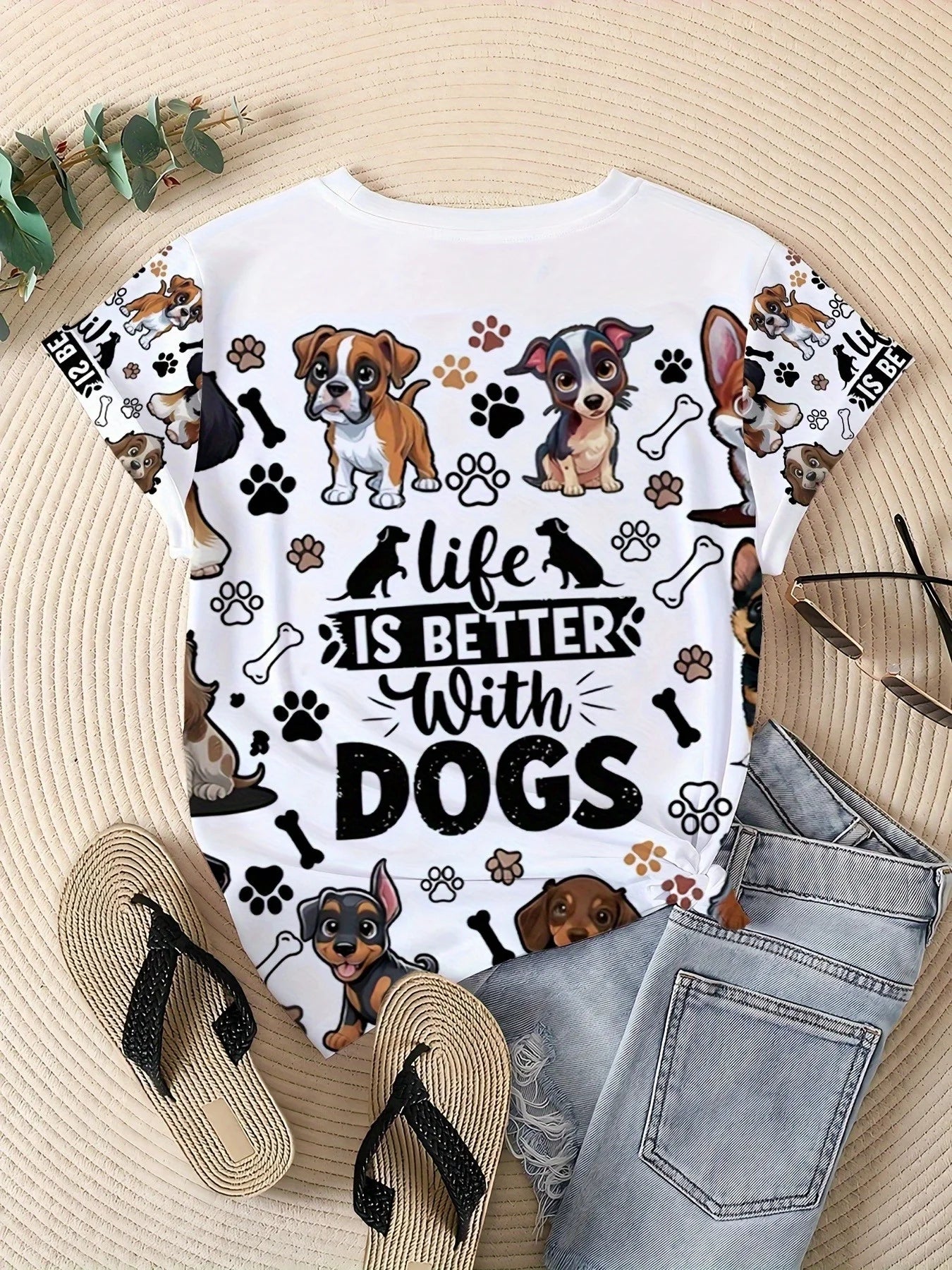 Camiseta feminina branca com gola redonda, citação para amantes de animais de estimação, a vida é melhor com cães, desenho animado, estampa de osso de pata de cachorro, manga curta