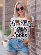 Camiseta feminina branca com gola redonda, citação para amantes de animais de estimação, a vida é melhor com cães, desenho animado, estampa de osso de pata de cachorro, manga curta